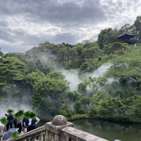 庭園（昼間の様子）雲海が出ています。