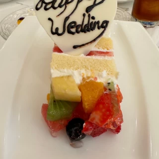 ウエディングケーキを取り分けてもらった分です