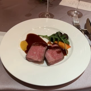 お肉カットパフォーマンスで、新郎がカットした牛肉のロースト