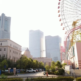 周辺の商業施設と式場の外観です。