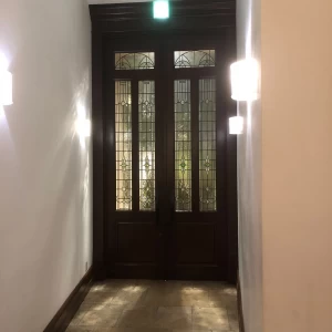 ゲスト入口です。ステンドグラスを後ろに写真映えスポットです。|671620さんの都春日ウェディング ヴィザージュ（旧MIYAKO WEDDING）の写真(1881003)