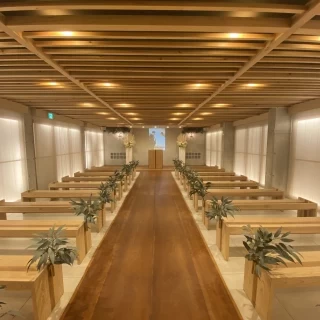 桜の木のバージンロードが素敵です。