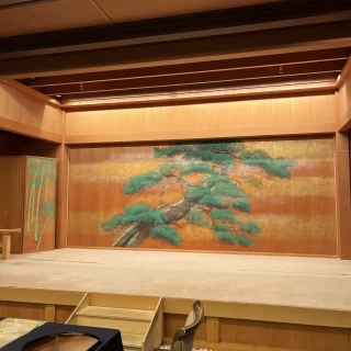 (披露宴会場:鷲)高砂の反対側。餅つきやサプライズ登場など。