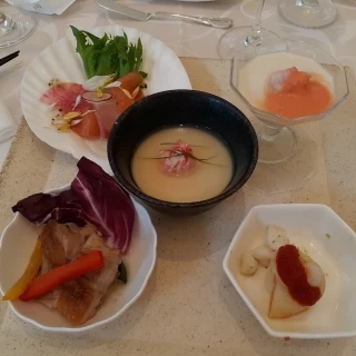 料理は温かくて美味しい