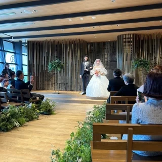 木の温かみが感じられる会場