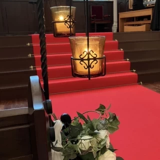 バージンロードの装飾です。シンプルかつ温もりがあります。