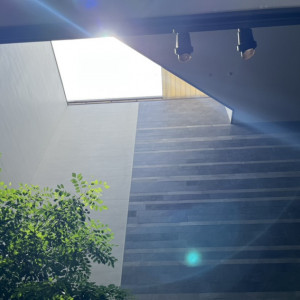大階段から披露宴会場へ続くテラスの天井窓|672070さんのインフィニート 名古屋＜エルフラットグループ＞の写真(1973139)