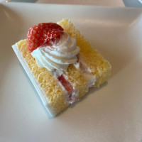 ケーキ入刀したあとの切り分けられたケーキ