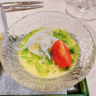 アミューズ三種のうちのひとつ。白魚と蟹味噌のフラン