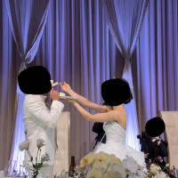 高砂に移動してから、新郎新婦がケーキを食べさせ合う演出