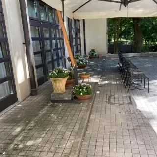 ガーデンと披露宴会場の間のベランダ部分