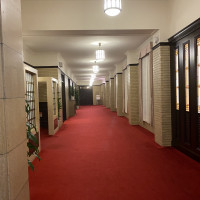 廊下も赤絨毯が映えるレトロな会場です