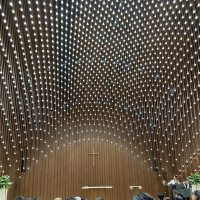 天井が高く、圧巻のチャペル