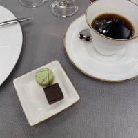 デザートの他に、マカロンとチョコも出てきました。