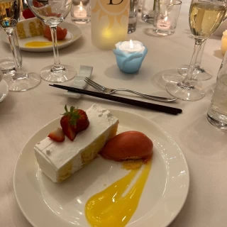 ウエディングケーキをゲストへ提供しました