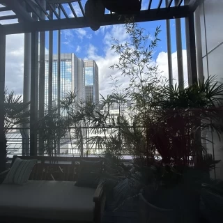 披露宴会場から外の眺め。外はビル街でした。