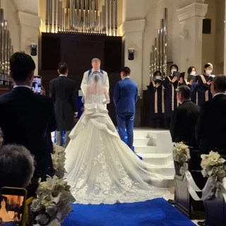 ドレスの裾をいつもきれいに整えてくれました