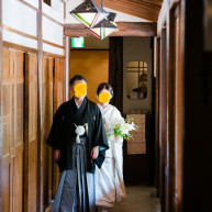 控室から会場までの廊下をゆっくり歩いて入場。