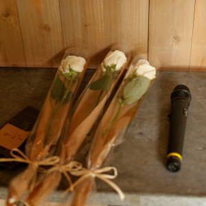 挙式で行えるセレモニー、感謝の気持ちを込めて薔薇を渡す|672760さんのBARN&FOREST148〜バーン&フォレスト148〜の写真(1884766)