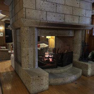 ロビーにある暖炉|672798さんの中禅寺金谷ホテルの写真(1934069)