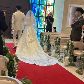 自然光でとても明るく、後ろにステンドガラスがあり綺麗です