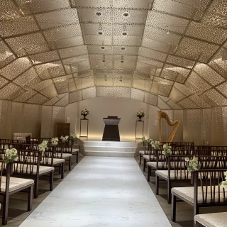 ゴールドの挙式会場でどの角度でもとても綺麗です。