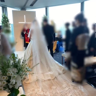 明るい大きな窓のあるチャペル、ハープの生演奏が素敵でした。