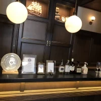 入り口正面のバーカウンター