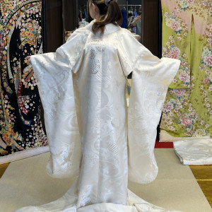 白無垢です。アクセントに銀色の刺繍が施されています。|673164さんの花巻温泉 －The Grand Resort Hanamaki Onsen－の写真(1888045)