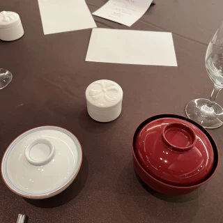 コースの最後に鯛めしがでてきました。
食器も素敵です。