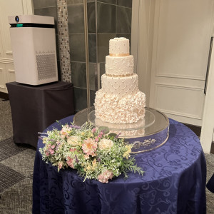 ウェディングケーキのまわりの装花も素敵です。|673223さんのホテルモントレ銀座の写真(1919017)