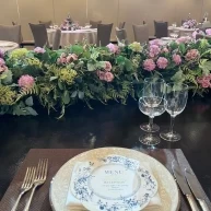 料理が置かれる皿と机をアップで撮った写真