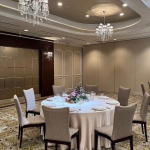 机と椅子をアップで撮った披露宴会場|673247さんのパレスホテル大宮（Palace Hotel Omiya）の写真(2394132)