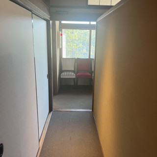 待合室から式場に移動する際の廊下