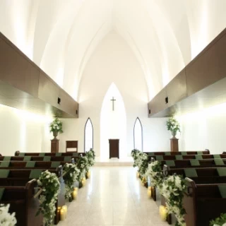 天井が高いチャペルで、拍手や歌声がよく響きます。