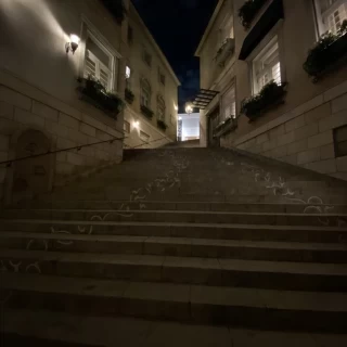 階段下から挙式会場を見上げた写真です。