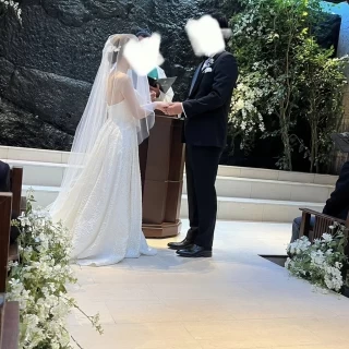 石の壁が印象的なチャペル