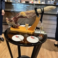 ウェルカムフードの生ハムの試食をいただきました