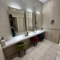 トイレ内に綺麗なパウダールームが併設されています
