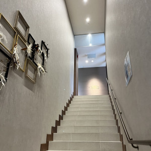 受付後、階段を上がって2階の待合室へ|673473さんのBLEU GRACE OSAKA（ブルーグレース大阪）●BRASSグループの写真(1892835)