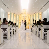 白を基調とした挙式会場です。