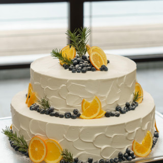 オレンジ、ブルーベリー、グリーンの飾りのケーキ