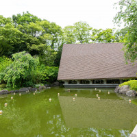 池の向こうにチャペル有