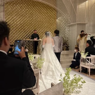 椅子にクッションがありゲストにも優しいチャペルです。