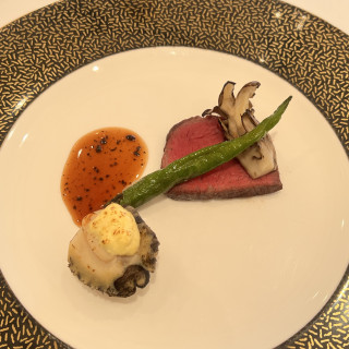 お肉は何もつけなくても美味しい