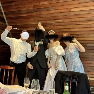 披露宴会場の左側の壁。