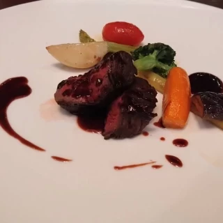 試食のお肉料理です。
目の前で焼き上げてくれました。