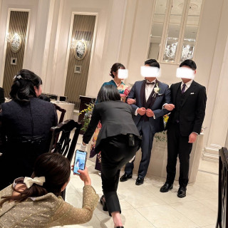 新郎のお色直し前退場です。大好きな妹弟と腕を組んで楽しそう！