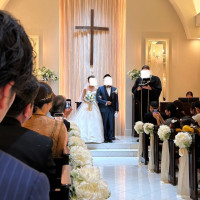 白い花とレースが新婦を引き立てています