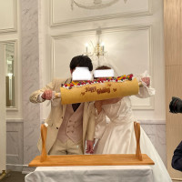 ケーキ入刀の代わりにバームクーヘンにかぶりついていました！